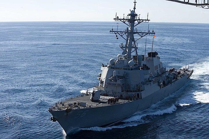 ロシア国防省は24日、日本海のロシアの領海で米海軍のミサイル駆逐艦「ジョン・S・マケイン」が違法に活動しているのをロシアの駆逐艦が発見し警告、米駆逐艦は公海に出たと主張した。写真は米駆逐艦「ジョン・S・マケイン」U.S. Navy - Cheng S. Yang / flicker
