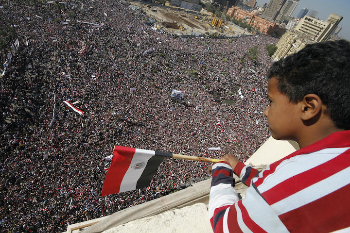 アメリカは「アラブの春」で中東各国の民主化を推進したが（写真は2011年にムバラク大統領の打倒を祝うエジプトの民衆）　Mohamed Abd El-Ghany-REUTERS