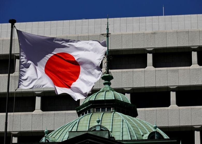 写真は日本国旗と日銀本店。2024年3月、都内で撮影。REUTERS/Kim Kyung-Hoon