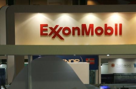 　６月２３日、米石油大手エクソンモービルの豪州事業トップ、ネイサン・フェイ氏は２３日、原油需要は新型コロナウイルス対策の封鎖措置の影響で崩壊した後、回復しつつあるとの見方を示した。写真は２０１８年９月、ブラジルのリオデジャネイロで撮影（２０２０年　ロイター/Sergio Moraes）