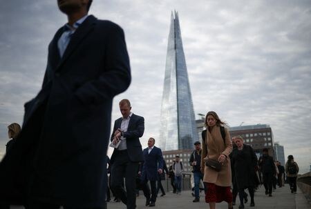 　１２月３日、英統計局は、新しい労働市場調査への移行が２０２７年まで遅れる可能性があると発表した。写真はラッシュアワーに英ロンドンの金融街へ向かう人々。２０２２年１０月撮影（２０２４　ロイター／Henry Nicholls）