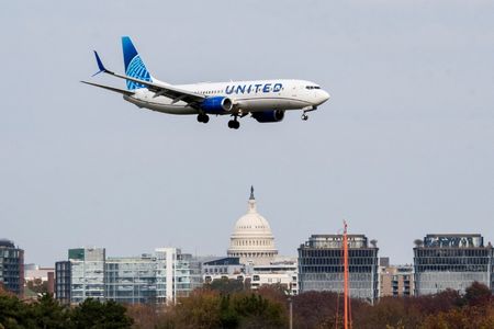 2025年11月、米ワシントン近郊の空港に向け着陸態勢に入るユナイテッド機。　REUTERS/Nathan Howard