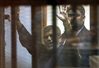 エジプトのモルシ前大統領、法廷で倒れ非業の死