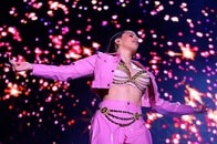 スペインの歌姫、新曲MVで親日アピール...温泉で撮影したシーンも