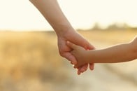 「子供に興奮する変態」と批判され...「肉体は8歳」の女性と付き合う男性の主張