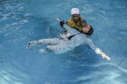 【ガザ戦争】女性が失ったもの…水中リハビリで「心身の傷」は癒やせるのか