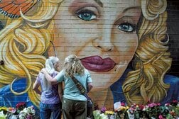 グラミー賞11回受賞…世代を超え、「アメリカに愛された」国民的スターとの別れ