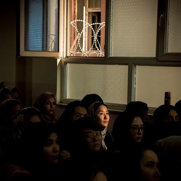 カブール西部でアメリカのカリキュラムを英語で行う教育施設。10代の女子教育を当局が黙認しているまれなケースであり、約700人の生徒が厳重に警備された施設で学んでいる。施設の出入りは1人ずつで、持ち物は入り口に預けておかなくてはならない