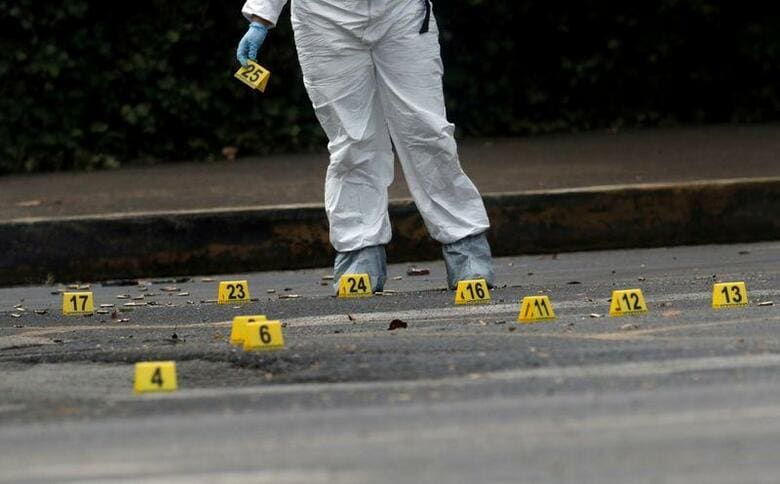 「麻薬戦争」が繰り広げられるメキシコの中でも、首都メキシコ市は比較的平穏なオアシスに近いと考えられていた時期があった。写真はメキシコ市の治安庁長官が襲撃された現場。26日撮影(2020年　ロイター/Henry Romero)