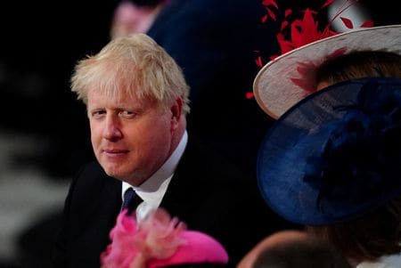 ６月６日、英与党保守党は、党首であるジョンソン首相（写真）に対する信任投票を実施した。投票を監督した党委員会のグラハム・ブレイディ委員長によると信任が２１１票、不信任が１４８票となり、ジョンソン氏の続投が確定した。ロンドンで３日代表撮影（２０２２年　ロイター）