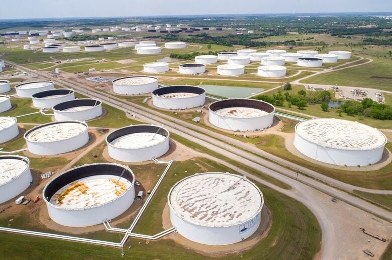 米オクラホマ州のクッシング石油ハブの原油貯蔵タンク。2020年4月21日撮影。REUTERS/Drone Base