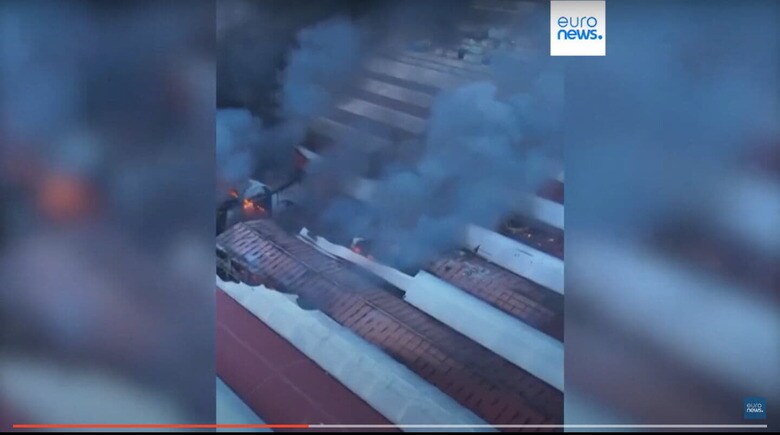 ロシアの攻撃を受けて炎上するオデーサの建物　euronews (en français)/ YouTube