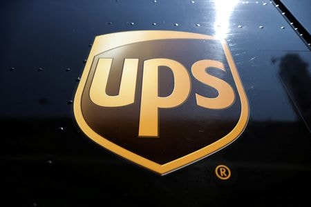 米物流大手ユナイテッド・パーセル・サービス（ＵＰＳ）は１４日、難航している全米トラック運転手組合（チームスターズ）の労使交渉について、８月１日までの妥結を目指していると明らかにした。 ２０２０年９月撮影（２０２３年　ロイター/Lucy Nicholson/File Photo）