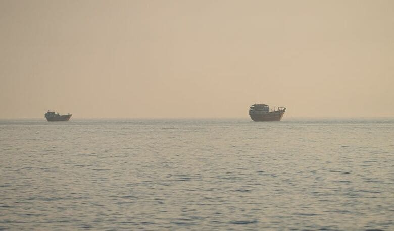 ホルムズ海峡を航行する船舶。７月、オマーンのムサンダムで撮影。REUTERS