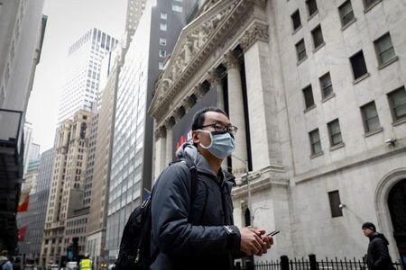 　３月４日、米国の投資適格級社債と高利回り社債が、投資家のリスク選好の回復を受けて上昇した。ただ、新型コロナウイルスの影響が特に大きいセクターなどに対しては警戒感も根強い。ニューヨーク証取近くで３日撮影（２０２０年　ロイター/Brendan McDermid）