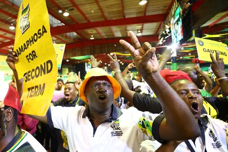 　南アフリカ与党・アフリカ民族会議（ＡＮＣ）の党首選は、現職のラマポーザ大統領が再任された。任期は５年。写真はＡＮＣ会合の出席者。１２月１９日撮影（２０２２年　ロイター／Siphiwe Sibeko）