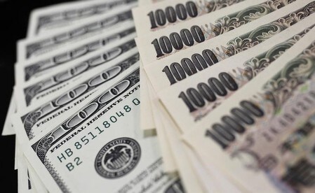 　１１月２日、午後３時のドル／円は、前日ニューヨーク市場の午後５時時点から小幅ドル安／円高の１１３円後半。実需の売りに加え、対豪ドルで米ドル安が進んだことも重しとなったが、下値の買い意欲は相変わらず根強く、売り一巡後は下げ渋った。写真は都内で２０１１年８月撮影（２０１７年　ロイター／Yuriko Nakao）
