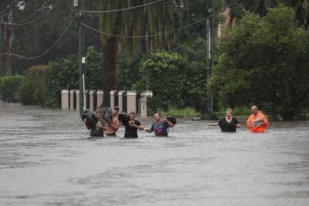 　オーストラリアの東部沿岸部では、週末の記録的な豪雨で大規模な洪水が発生し、一部地域では家屋の浸水により多くの人が避難を余儀なくされた。写真はシドニーで２１日撮影（２０２１年　ロイター／Loren Elliott）