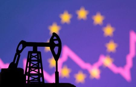 　欧州連合（ＥＵ）欧州委員会は１５日、ロシア産原油の取引価格の上限を２月１日から１バレル＝４４．１０ドルに引き下げると発表した。写真はＥＵの旗と石油掘削機の模型、２０２３年１０月撮影（２０２６年　ロイター/Dado Ruvic）