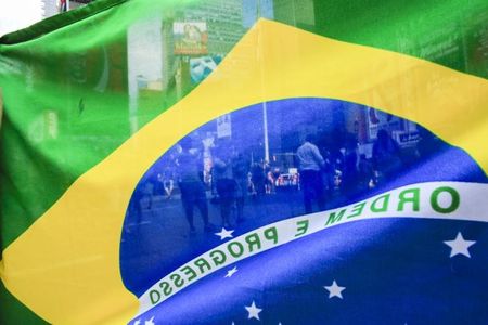 　１月１５日、複数の関係筋によると、米国は、ブラジルがアルゼンチンよりも先に経済協力開発機構（ＯＥＣＤ）に加盟する動きを支持する計画だ。写真はブラジル国旗。ニューヨークで２０１５年８月撮影（２０２０年　ロイター／Eduardo Munoz）