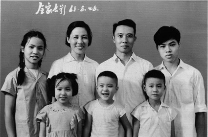 1965年8月28日、李小牧氏の5歳の誕生日の記念に撮った家族写真。前列中央が本人　Photo: courtesy of Lee Komaki