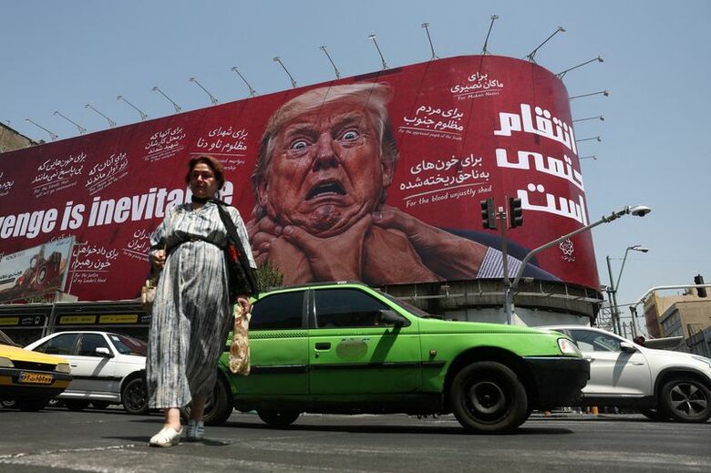 トランプ米大統領を描いた看板、テヘランで27日撮影 Majid Asgaripour/WANA (West Asia News Agency) via REUTERS