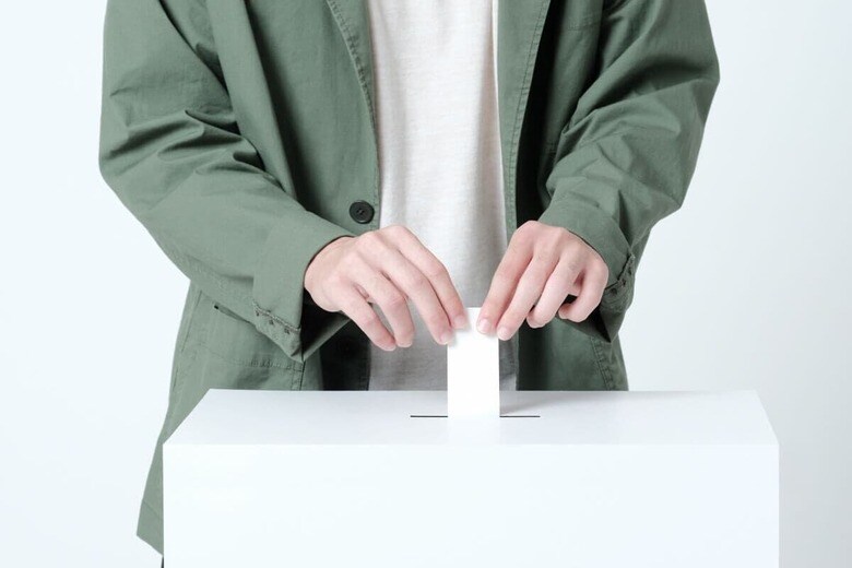 過去数十年で日本の20代・30代の投票者数は激減している　tnehala/photoAC