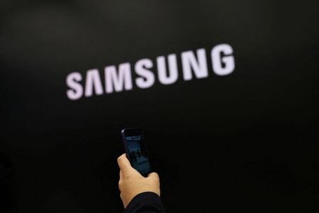 ７月３１日、韓国サムスン電子が発表した第２・四半期決算は、営業利益が前年同期の１５倍以上に増加した。　奢侈は同社のロゴ。ソウルで１月撮影（２０２４年　ロイター/Kim Hong-Ji）