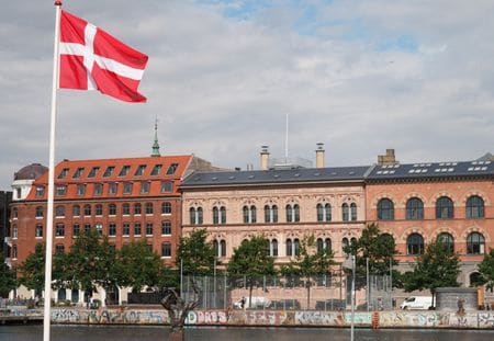 　北欧のスウェーデンとデンマークの政府はイスラム教の聖典コーランを燃やす行為が相次いでいることを受け、イスラム諸国との緊張を緩和するために再発防止の法的手段を検討している。写真はコペンハーゲンの外務省前で７月３１日撮影（２０２３年　ロイター／Tom Little）