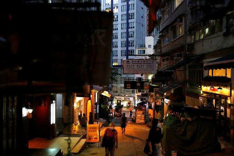 香港政府は新型コロナウイルスの感染拡大を受け、29日から行動制限を強化すると発表した。写真は7月22日、香港で撮影（2020年　ロイター/Tyrone Siu）