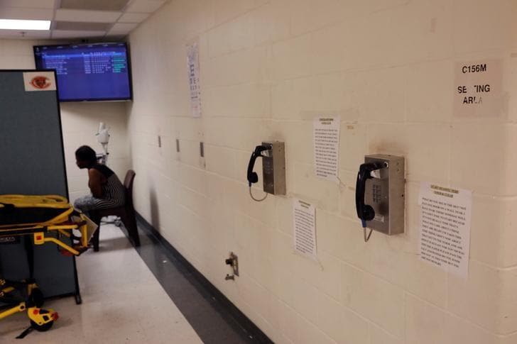 米ニューヨーク州サフォーク郡の保安官は、刑務所の電話を使った通話を傍受するためのAIシステムの予算として、連邦政府に70万ドル（約8000万円）を請求した。犯罪組織関連の暴力犯罪への対策に欠かせないツールとの位置づけだった。写真はジョージア州チャタム郡の刑務所で2019年2月撮影（2021年　ロイター／Shannon Stapleton）