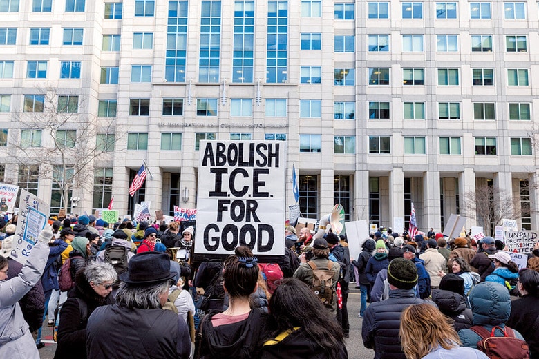 ICEの廃止を求めてデモを行う人々（ワシントン、1月11日）　PROBAL RASHIDｰLIGHTROCKET/GETTY IMAGES