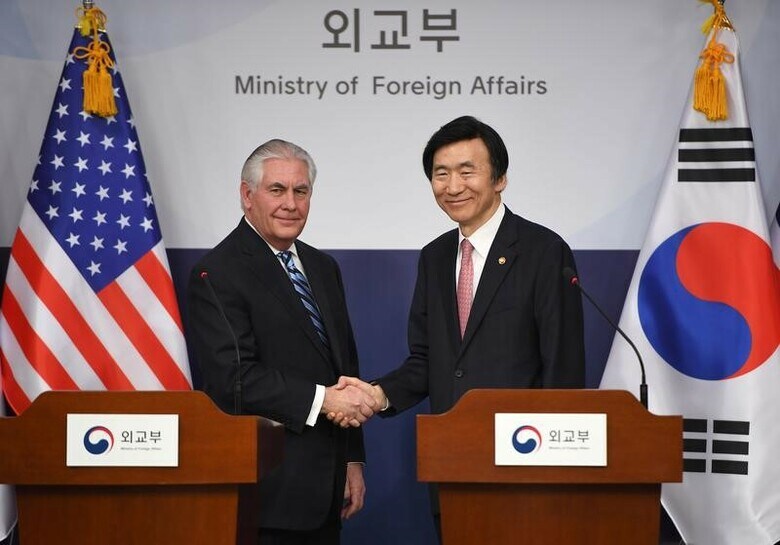３月１７日、ティラーソン米国務長官（写真左）は、北朝鮮に対する戦略的忍耐の政策は終わったと述べた。また、北朝鮮に対する「包括的な能力」を開発していると明らかにした。写真はソウルで撮影、写真右は韓国の尹炳世外相（２０１７年　ロイター／JUNG Yeon-Je）