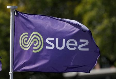 　４月１２日、フランスの水・廃棄物管理企業のベオリアとスエズは、約１３０億ユーロ（１５４億４０００万ドル）規模の合併で合意したと発表した。写真はスエズのロゴ。パリで昨年９月撮影（２０２１年　ロイター／Charles Platiau）