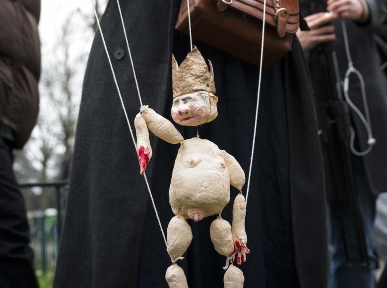 戦況についての真実を何も知らされていないプーチンはいずれ馬脚を露わすだろう（ロシア大統領選投票日の3月17日、パリで行われた反プーチン・デモ）　Photographie par Eric Broncard/Hans Lucas.