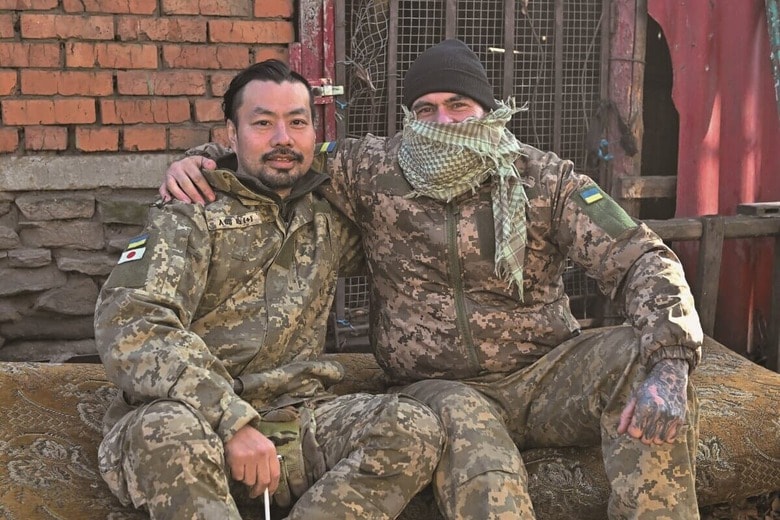 24年3月にドネツク州クラマトルスクで筆者と再会したケンさん（右はウルグアイ人の戦友）　KOSHIRO KOMINE