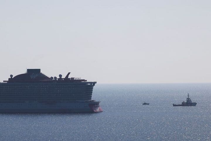 ３月１２日、イスラエル軍の攻撃と封鎖で飢饉（ききん）に瀕しているパレスチナ自治区ガザへ海上ルートで食糧を運ぶ試みとして、第一便の船が、キプロスのラルナカ港から出航した。写真は「オープン・アームズ」号（２０２４年　ロイター/Yiannis Kourtoglou）