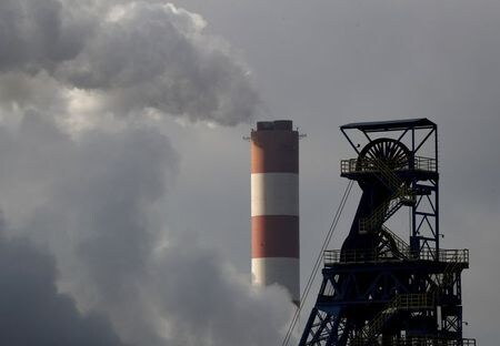 　１２月１８日　国際エネルギー機関（ＩＥＡ）は、世界の石炭需要が来年２．６％増加するとの見通しを示した。景気の回復で発電向けや鉱工業生産向けの需要が増えるという。写真は２０１８年１２月、ポーランドのワジスカ・グルネで撮影（２０２０年　ロイター/Kacper Pempel）