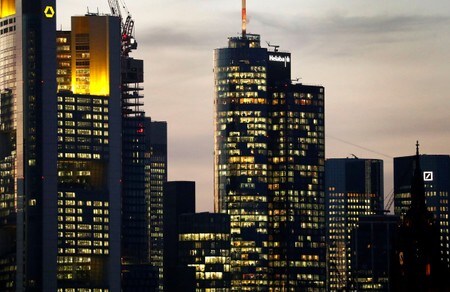 　１１月２８日、欧州委員会が発表した１１月のユーロ圏景況感指数は１０１．３で、前月の１００．８から上昇した。写真はドイツ・フランクフルトの金融街。２０１８年１２月４日撮影（２０１９年　ロイター/Kai Pfaffenbach）