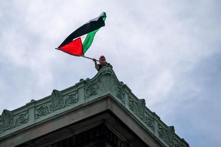 米国各地の大学は戦争に反対する抗議活動の波に揺れている。写真はニューヨークのコロンビア大学で４月、パレスチナの旗を振る人（２０２４年　ロイター／David Dee Delgado）