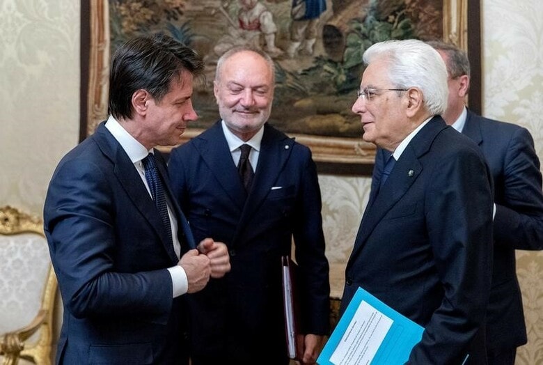 ５月３１日、イタリアの連立政権合意を受け、マッタレッラ大統領（写真右）は、法学教授のジュセッペ・コンテ氏（左）に改めて組閣を命じた。（２０１８年　ロイター/Italian Presidential Press Office/Handout via REUTERS）
