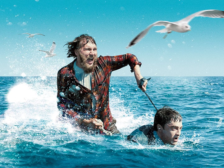 ハンクはガスを噴出する死体をジェットスキーにして無人島を脱出　©2016 IRONWORKS PRODUCTIONS, LLC.