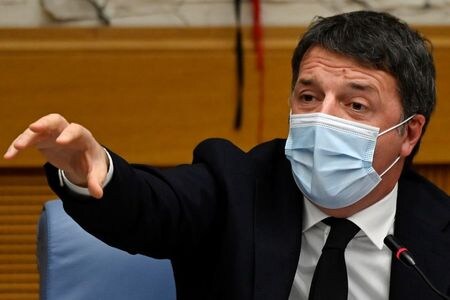 　イタリアのレンツィ元首相が１月１３日、連立政権からの離脱を表明した。同氏が党首を務める「イタリア・ビバ」出身の閣僚らが辞任したことを受けて連立与党は議会の過半数を失い、政局は不透明感が一段と高まった。代表撮影（２０２１年　ロイター）