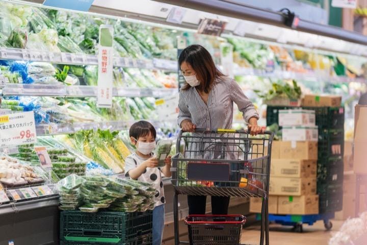 日本では野菜の多くも個包装されて販売されるが……　＊写真はイメージです　JGalione - iStockphoto