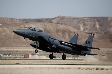 　６月１５日、カタールの高官は、米国からのＦ１５戦闘機購入（総額１２０億ドル）について、カタールに対する米政府の深く根差した支援を示したものとの認識を示した。写真はＦ１５戦闘機。イスラエルのオブダ空軍基地で５月撮影（２０１７年　ロイター／AMIR COHEN）
