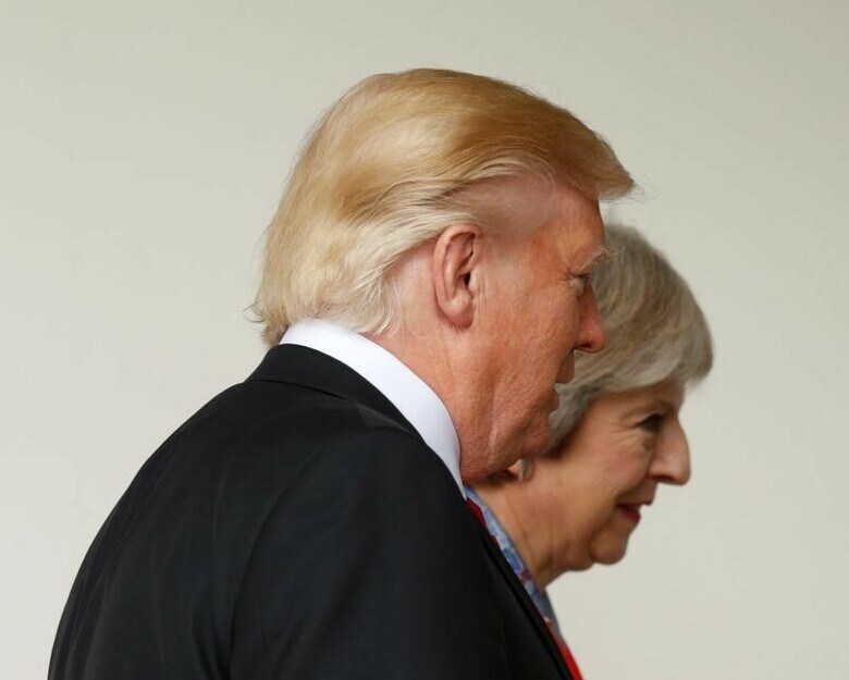 　１月３０日、メイ英首相報道官は、トランプ米大統領の公式訪英中止を求める請願についての質問に、英国と米国の関係は強力と述べた。写真は両首脳。ホワイトハウスで２７日撮影（２０１７年　ロイター／Kevin Lamarque）