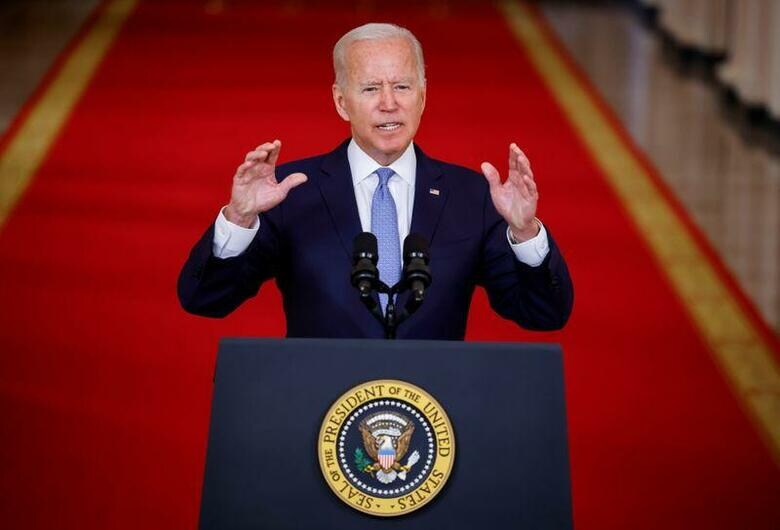 米国のバイデン大統領は31日、国民に向けたテレビ演説を行い、アフガニスタンから駐留米軍を撤収した自身の決断を正当化し、撤収の決定に対する責任を取ると述べた。写真はバイデン大統領（2021年　ロイター/Carlos Barria）