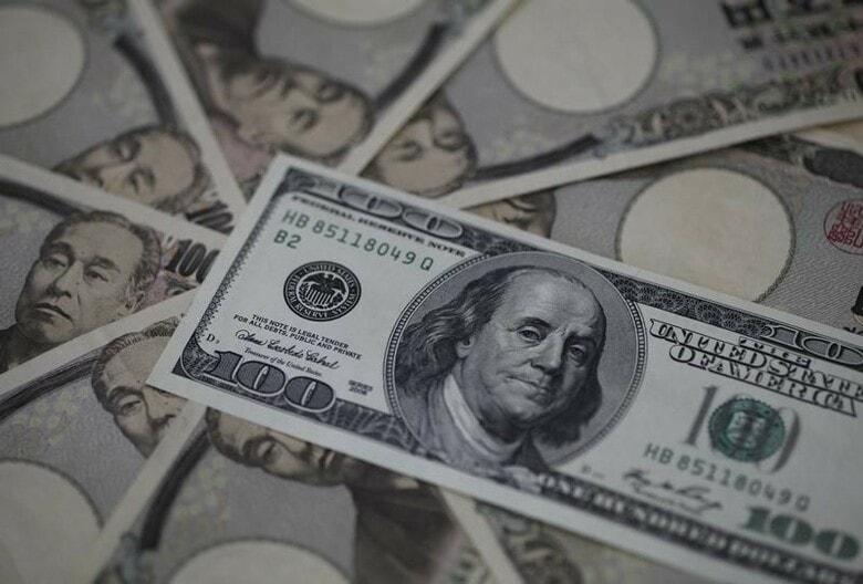 ２月１２日、ＮＹ外為市場ではドルが上昇。強い小売統計で米利上げが継続するとの観測が再燃した。写真は１００ドル札と１万円札。２０１３年２月撮影。（２０１６年　ロイター／Shohei Miyano）