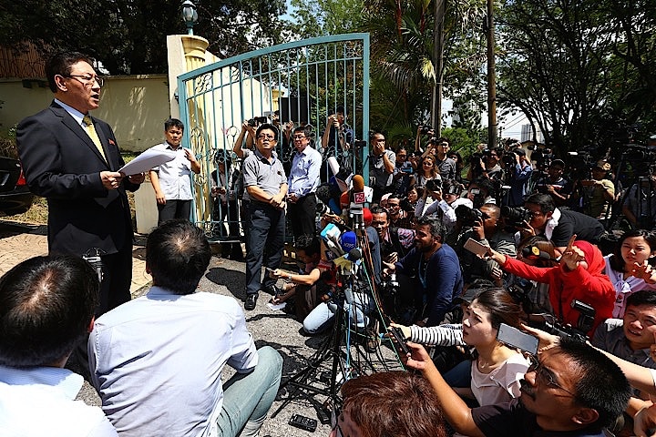 2月20日大使館前で記者会見をしたカン・チョル北朝鮮大使　REUTERS/Athit Perawongmetha