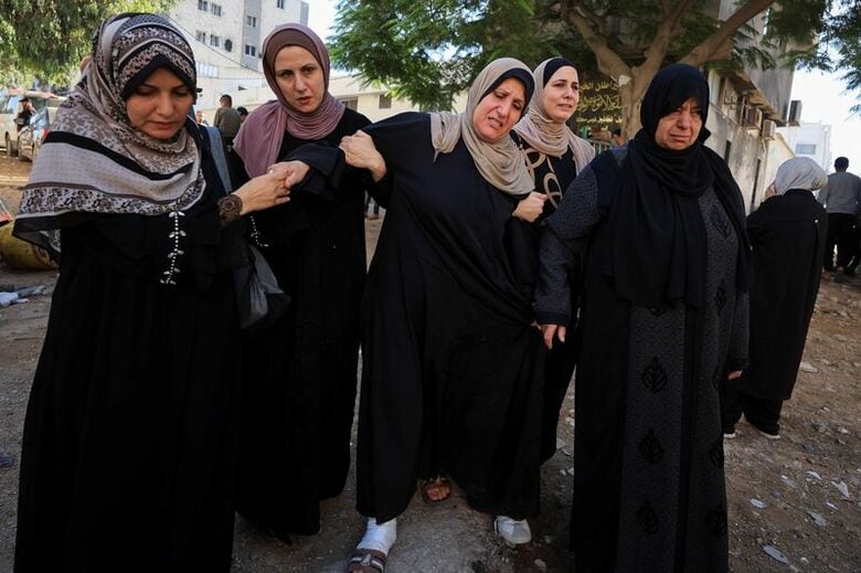 イスラエルの攻撃で死亡したパレスチナ人の葬儀に参列する弔問客。10月20日、ガザ市で撮影。REUTERS/Dawoud Abu Alkas